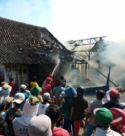 Korsleting Listrik, Tiga Rumah Di Kepohbaru Terbakar