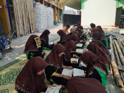SMP Islamic Qon Terapkan Literasi Luar Sekolah Hingga Permainan Tradisional