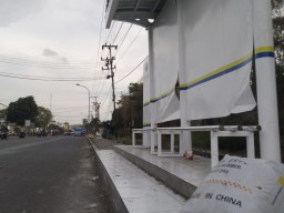 Bangunan Masih Gres, Halte di Manyar Sudah Rusak