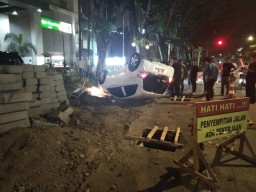 Usai Tabrak Pemotor, Mobil Brio Terbalik di Jalan Pangsud Gresik