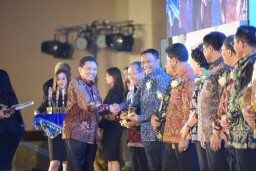 Terapkan Inovasi IT Dalam Pendidikan, Surabaya Raih Penghargaan Ki Hajar 2019