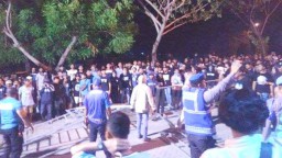 Kecewa Hasil Pertandingan, LA Mania Kepung Pintu Keluar