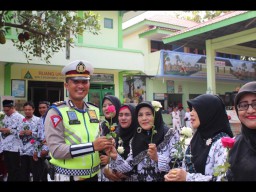 Peringati Hari Guru, Polisi di Gresik Blusukan ke Sekolah dan Berbagi Mawar