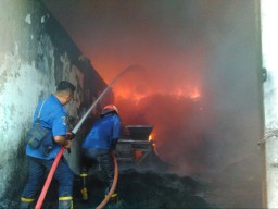 Gudang Pabrik Ban di Manyar Terbakar