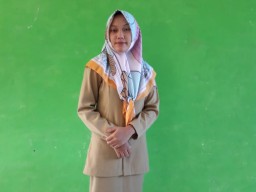 Perjuangan Bu Guru Cantik Mengajar di Pedalaman Bojonegoro