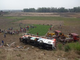Bus Kramat Jati Mendadak Oleng di Tol Sumo, 3 Orang Tewas