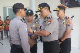 Bantu Lahiran Di Jalan  Ipda BJ Handoko Diganjar Penghargaan