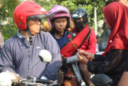 Ajak Peduli ODHA, Mahasiswa Bagi-bagi Bunga