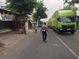 Niat Mendahului Truk, Pengendara Motor Tewas Terlindas
