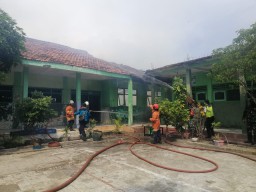 Diduga Korsleting Listrik, Gedung Sekolah di Menganti Terbakar