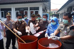 Musnahkan Barang Bukti Kasus Pidana, Kejaksaan Gresik Potong 3 Senpi