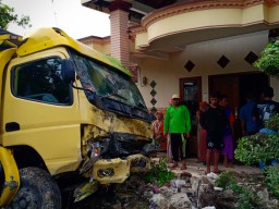 Sopir Ngantuk, Truk Sasak Rumah Mantan Pj Kades Lowayu