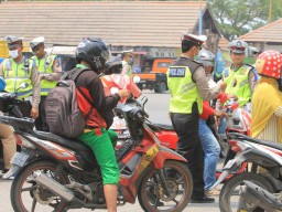 Larangan Berkendara Sambil Merokok Diterapkan, Satlantas Gresik Bakal Lakukan Tilang
