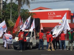 Teman di-PHK, Puluhan Buruh Unjuk Rasa ke Pabrik Coca-cola