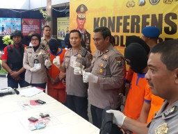 Tuding Jual Obat Ilegal, Polisi Gadungan Peras Pemilik Apotek di Menganti