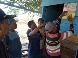 Perangi Narkoba, Masyarakat dan Perangkat Desa Sebar Stiker Imbauan di Warung-warung