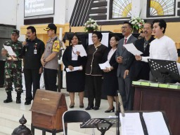 Selamat Natal 2019, Wabup dan Forkopimda Gresik Nyanyikan Lagu Perbedaan di Gereja