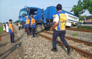 Truk Tangki Naik Rel Ganda, Tiga Kereta Tertunda