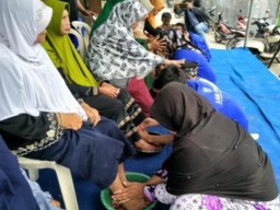 Bertepatan Hari Ibu, HUT FPSR Warnai Kegiatan dengan Membasuh Kaki