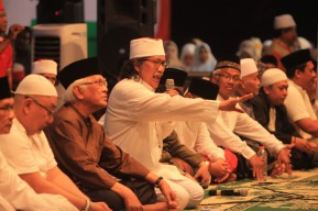 Ngaji Bareng Warga Gresik, Cak Nun : Demokrasi dari Barat Berbeda dengan Pancasila