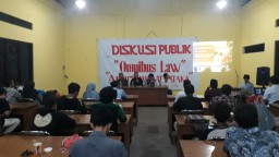 Buruh dan Mahasiswa di Gresik Tolak Omnibus Law