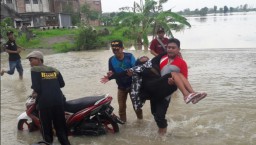 Aksi Banser Gresik Bantu Korban Banjir, Gendong Warga hingga Dorong Mobil Mogok