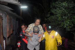 Banjir Datang, Kapolres Pasuruan Kota Gendong Nenek Pengidap Stroke