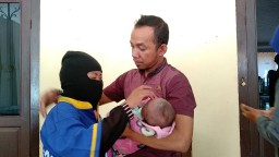 Bayi yang Digadaikan Ibu Kandungnya Kembali, Ayah Menangis Menahan Rindu