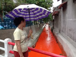 Diduga Limbah, Warna Air Anak Sungai di GKB Berubah Jadi Oranye
