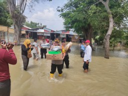 Pasar Sroyo Kebanjiran, Kapolres Bojonegoro Turut Evakuasi Barang Pedagang