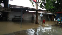 Pasar dan Puskesmas Benjeng Mulai Terendam Banjir Kali Lamong