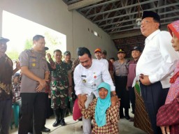 Terharu Disambangi Bupati dan Wabup, Korban Banjir Nenek Sumiyati Nangis