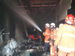 Sebulan Beroperasi, Dealer Motor Piaggio Vespa Surabaya Terbakar