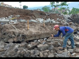 Bangunan di Area Parkir Wisata Cimory Pasuruan Ambruk, Belasan Motor Karyawan Tertimpa