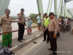 Diduga Bunuh Diri, Pengendara Motor Supra Disebutkan Lompat ke Bengawan Solo