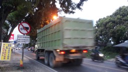 Truk Muatan Galian C dan Batubara Tanpa Penutup di Gresik Bebas Melintas