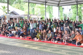Bonekmania Nobar di Kantor Bupati Gresik