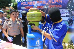Sindikat Pengoplos LPG Dibongkar Polisi
