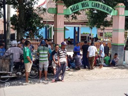 Pengelola DD dan ADD Dianggap Tidak Beres, Ratusan Warga Geruduk Balai Desa