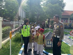Bocah TK di Gresik Diajari Tertib Lalu Lintas Sejak Dini