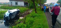 Diduga Ngantuk, Sekeluarga Asal Lamongan Terjun ke Parit
