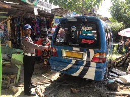 Latihan Nyopir Ilegal di Pantai Dalegan, Tabrak Toko dan Pengunjung Hingga Tewas