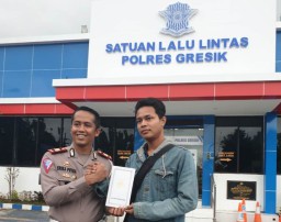Hadang Bus Melawan Arus, Pria Glagah Diberi Penghargaan Polisi