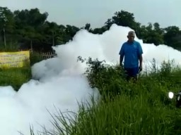 Muncul Lagi Busa di Sungai Pasuruan, Tingginya 2 Meter
