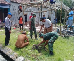 Tak Layak Huni Dan Pemilik Sakit-sakitan, TNI Bedah Rumah Warga Pucuk