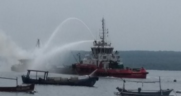 Kapal Ikan Terbakar di  Pelabuhan Tanjungwangi, Banyuwangi