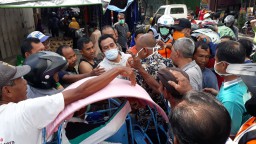 Wabup Qosim Blusukan di Pasar Sambil Bagikan Masker Gratis