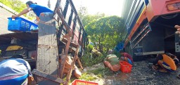 Sopir Tewas Dihantam Tronton Saat Perbaiki Truknya