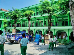 Ponpes di Gresik Jadi Sasaran Penyemprotan Disinfektan