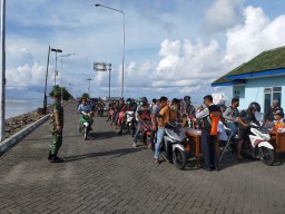 Di Pulau Bawean, Penumpang Kapal Juga Diperiksa Suhu Tubuhnya